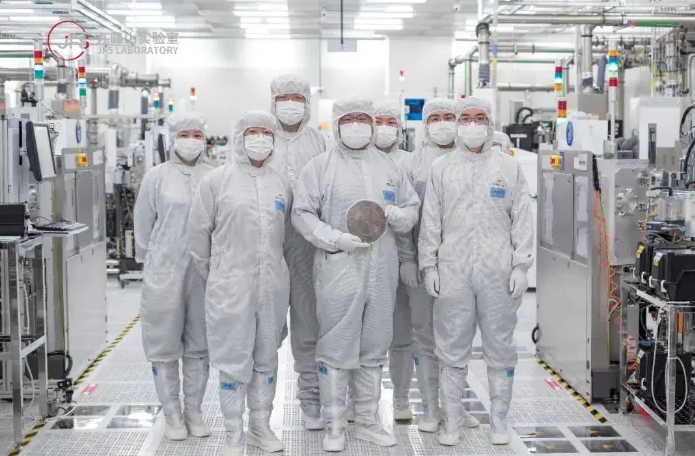全球首片 8 寸硅光薄膜铌酸锂光电集成晶圆在九峰山实验室下线。