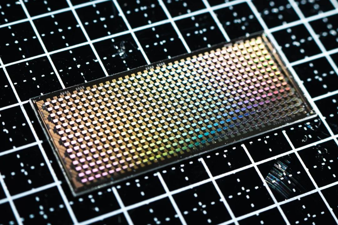 中国首颗500+比特超导量子计算芯片骁鸿交付