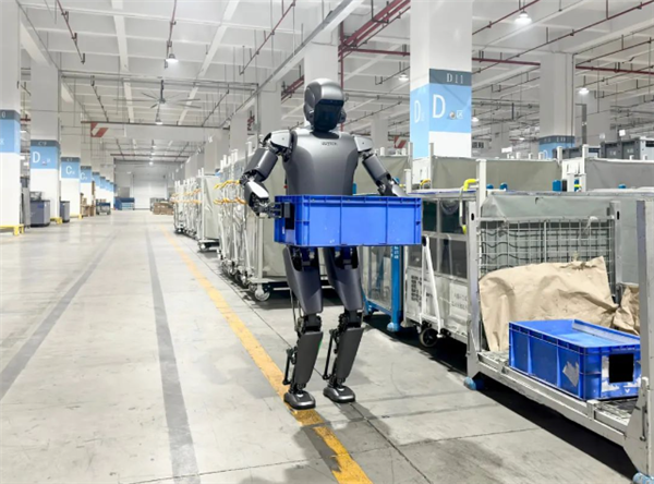 全球首次!比亚迪工厂启用人形机器人 搬箱子画面公布