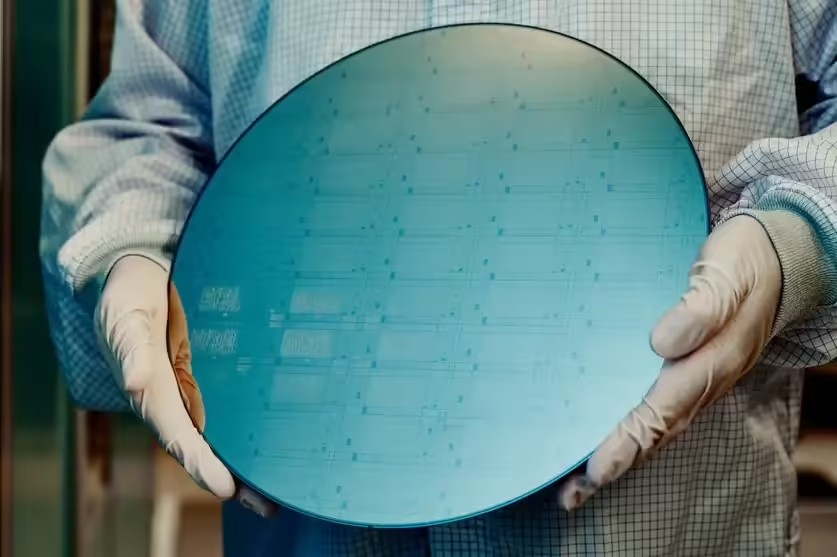 博通高管称AI芯片需求激增致台积电产能触顶，2026年供应链承压